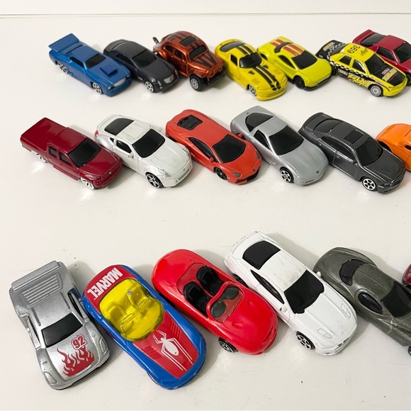 Lot of 28 Diecast Cars Maisto Toys - Picture 8 of 16